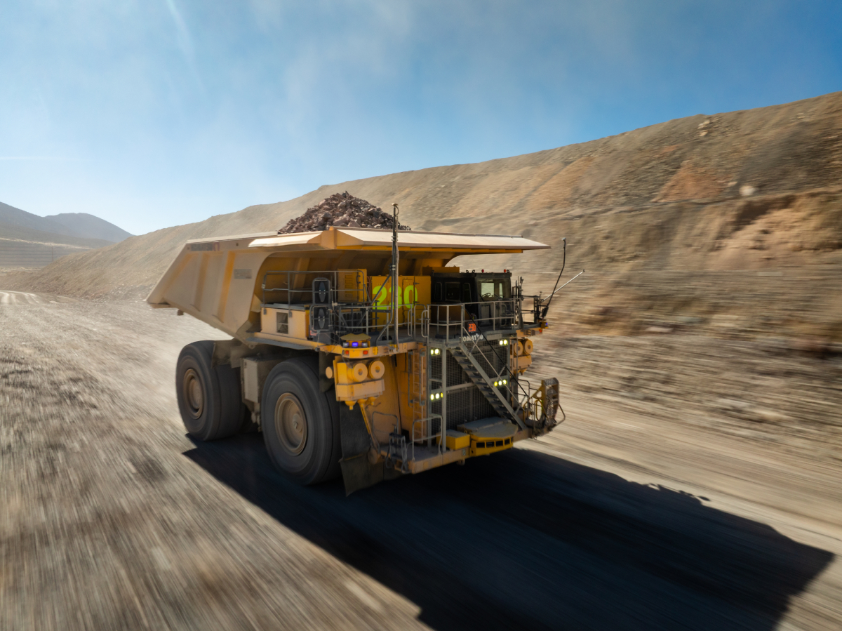 Komatsu se convierte en el primer fabricante de equipos originales en poner en servicio 1.000 camiones de transporte autónomos de clase ultra