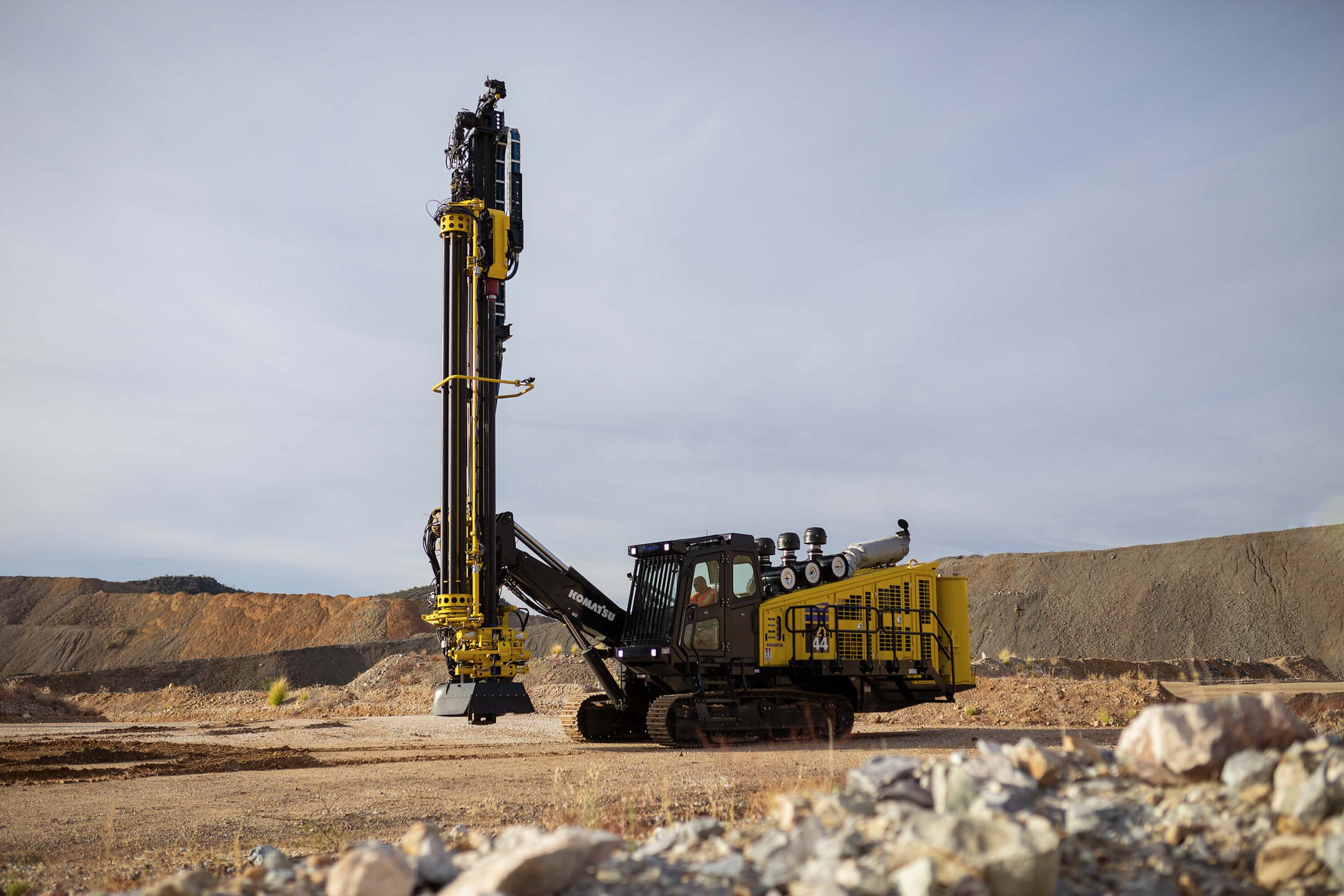 Komatsu destaca en CIM Magazine por implementación de perforadoras autónomas eléctricas junto a Rio Tinto IOC