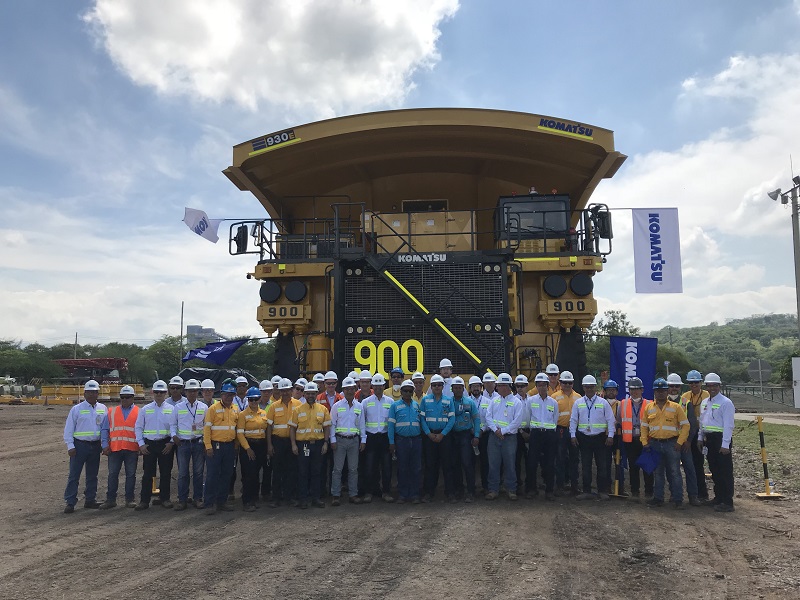 Ceremonia de entrega de equipos Komatsu en Minera Cerrejón de Colombia