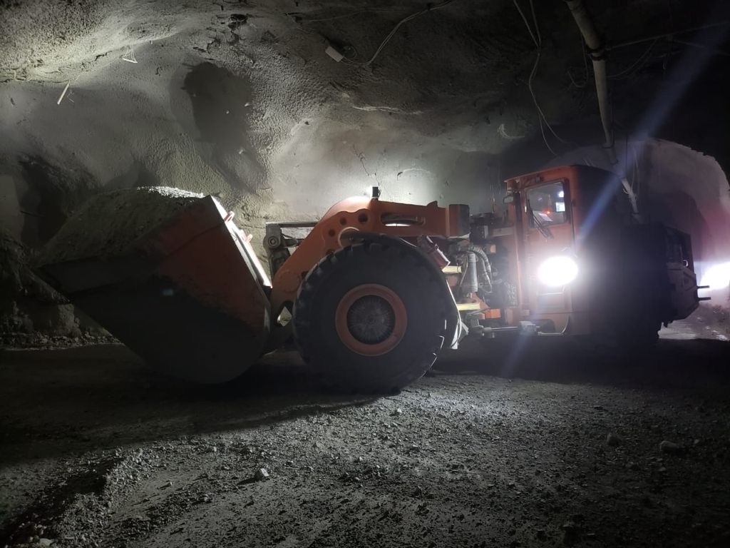 Komatsu consolida resultados de su primera pala híbrida para minería subterránea en Chile