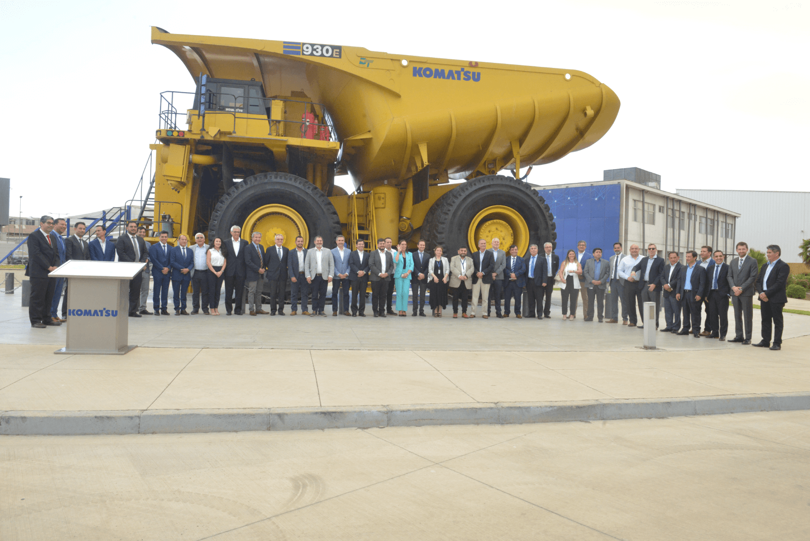 Centro de Formación Komatsu titula a 57 colaboradores en ceremonia con autoridades ministeriales de Trabajo y Educación
