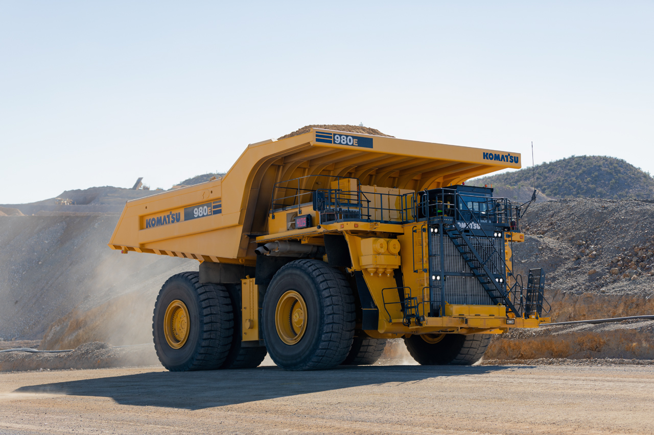 El camión ultra class eléctrico 980E-5SE de Komatsu ofrece la mayor potencia de su género
