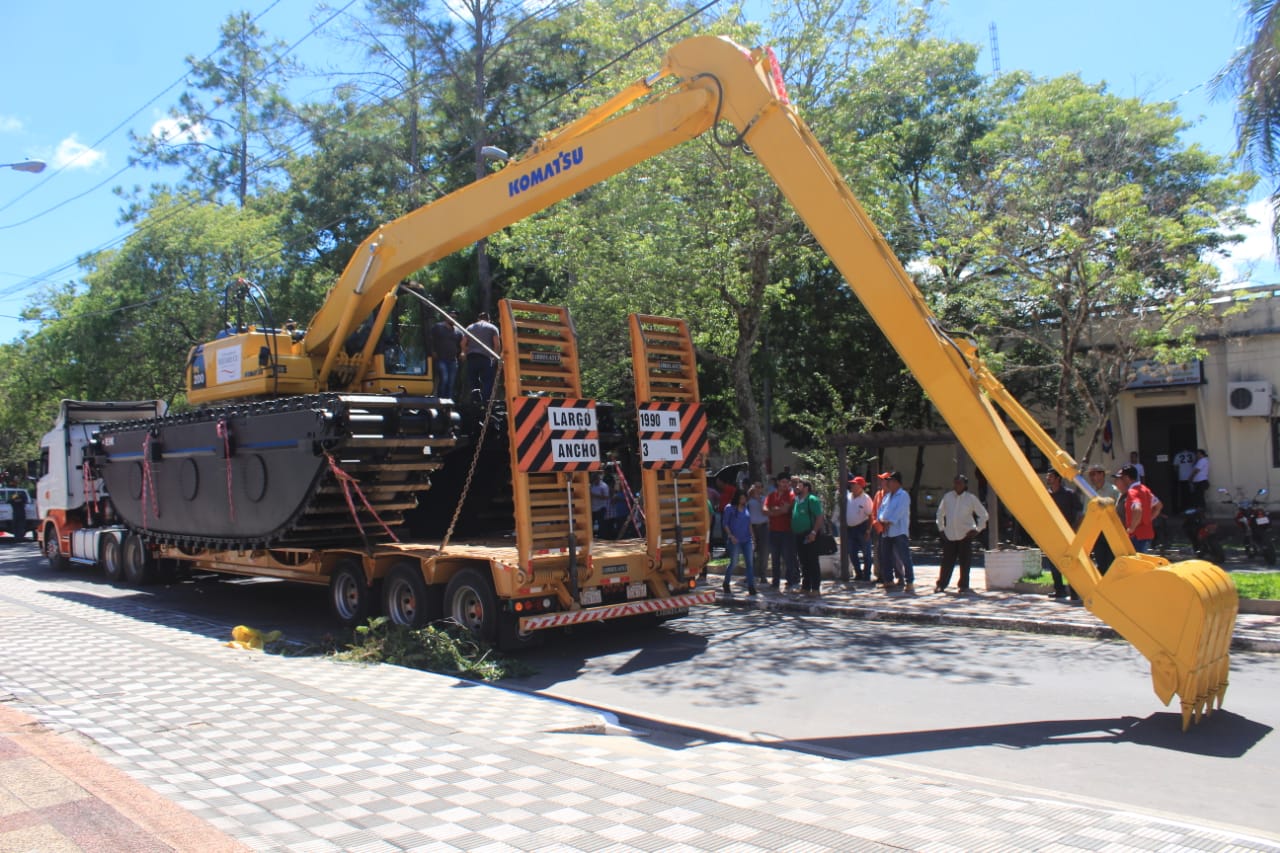 Automaq SAECA entregó excavadora anfibia Komatsu a la Gobernación de Ñeembucú