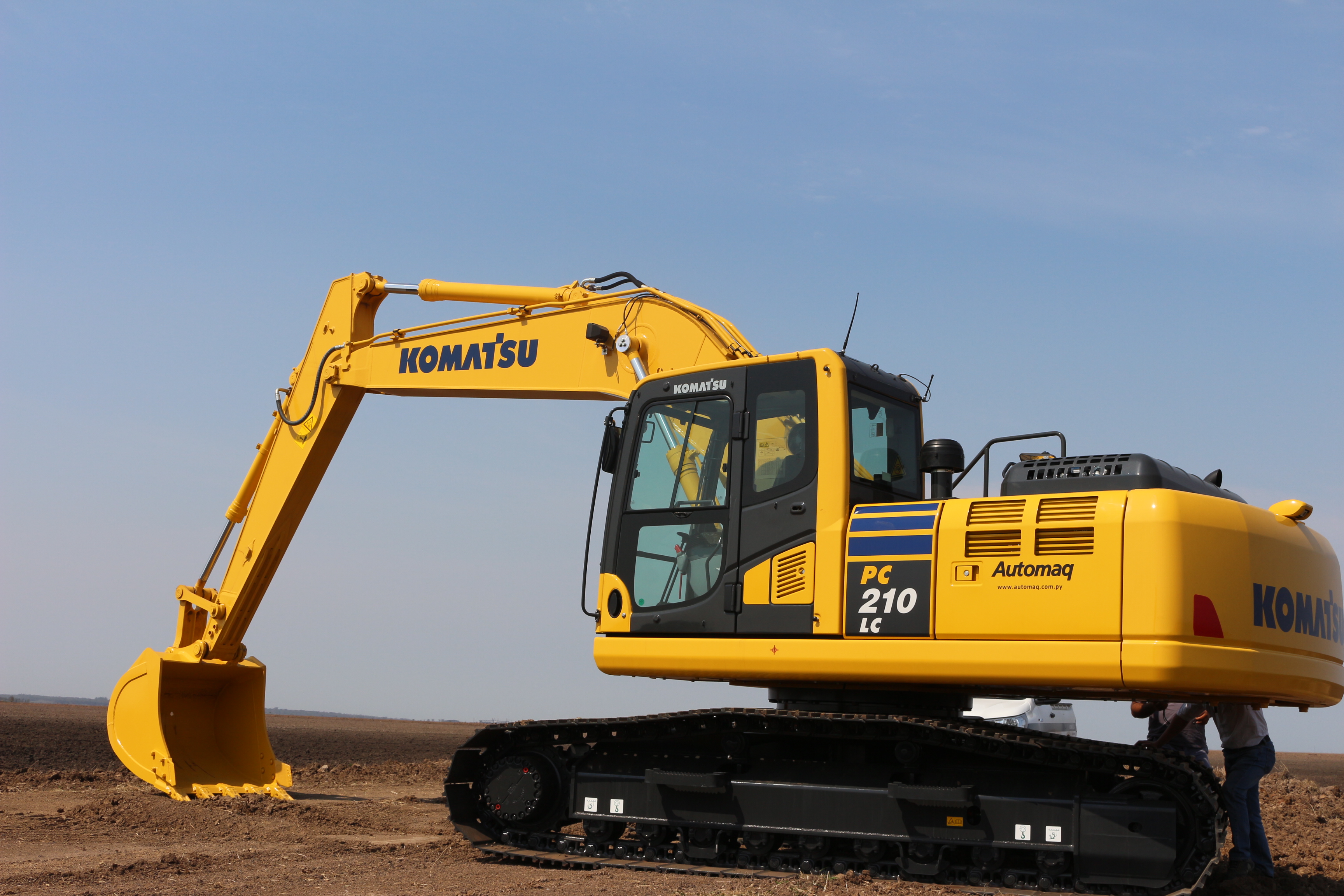 Automaq entrega la primera excavadora Komatsu PC210LC-10M0 en Paraguay